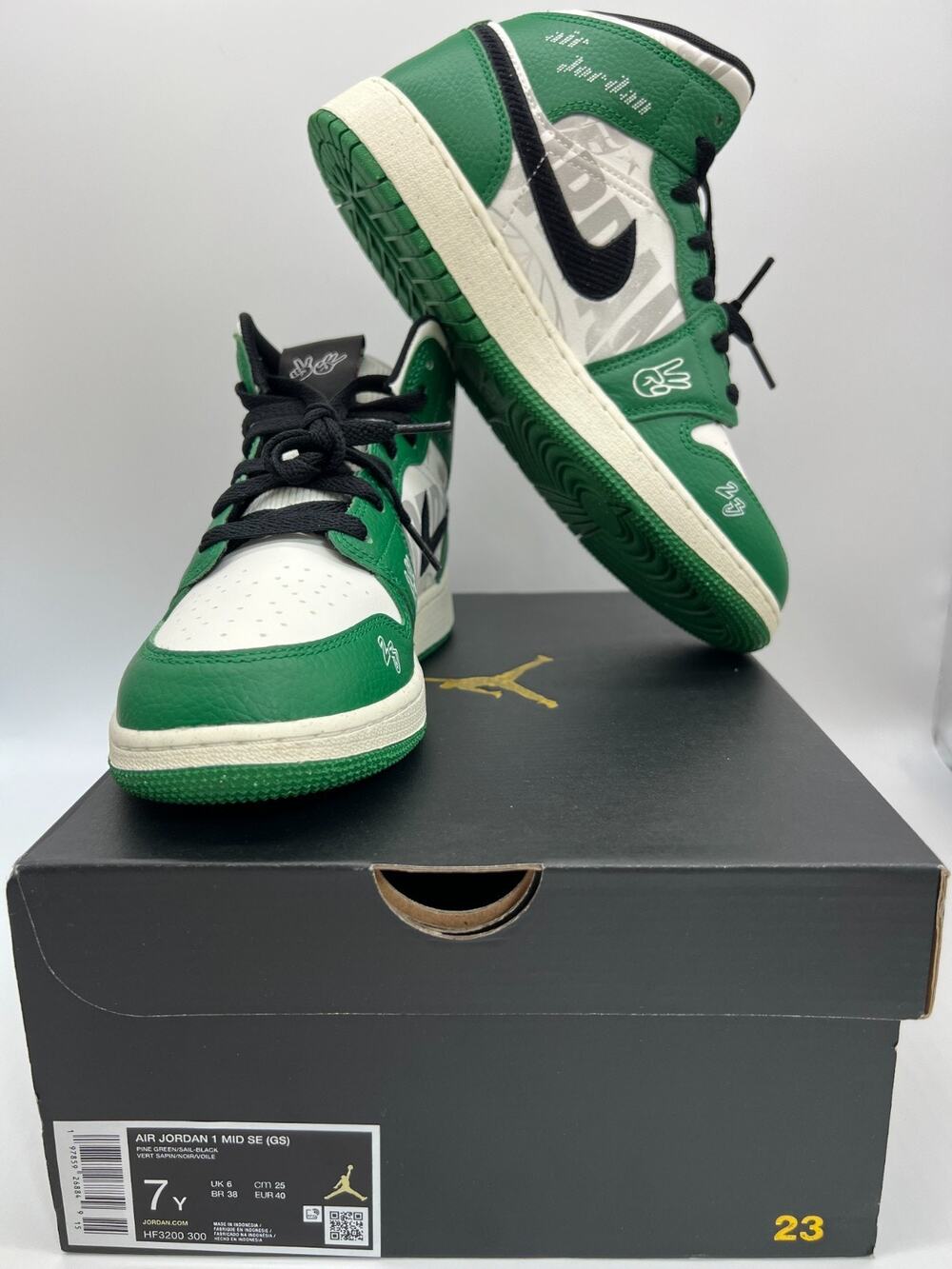 Jordan 1 Mid SE Overbranded GS Pine Green Sneakers HF3200-300 Size 7Y.